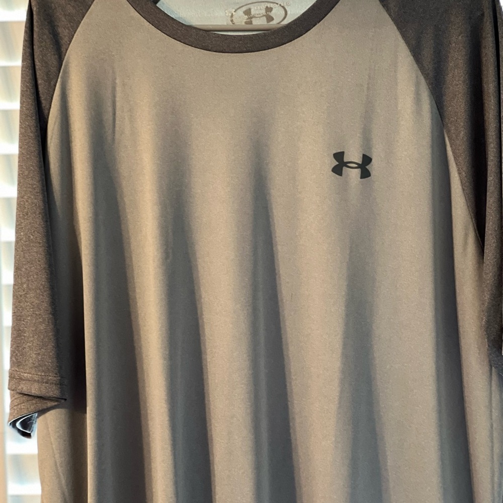 Under Armour Men's Two-Tone Gray Tee